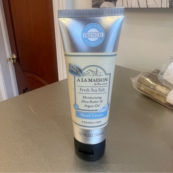 A LA MAISON Moisturizing Lotion, Fresh Sea Salt - Picture 5 of 6